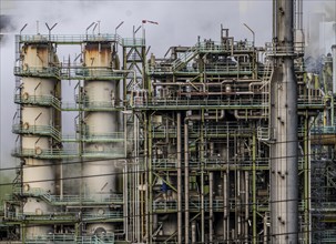 The chemical plants on the white side of the Schwelgern coking plant, which supplies over 2.5