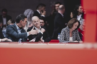 (L-R) Pedro Sanchez, Ministerpraesident von Spanien und PSOE-Vorsitzender, Olaf Scholz (SPD),