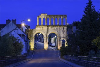 Roman city gate Porte d'Arroux, blue hour, blue hour, Autun, Département Saône-et-Loire, Region