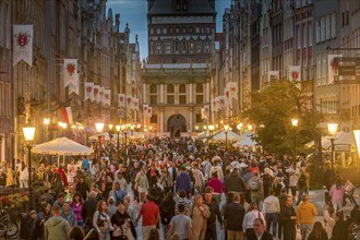 Patrician houses, tourists, behind Langgasser Tor, Langgasse, Old Town, Gdansk, Pomeranian