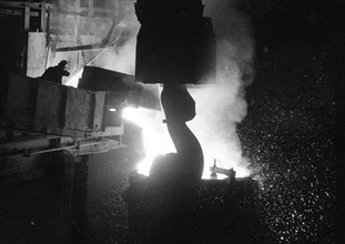 The work of the steelworkers, like here on 31 August 1971 at the Mannesmann-Huettenwerke in