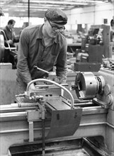 In the training workshop of Hoesch AG in Dortmund, here on 6.8.1974, apprentices are trained in