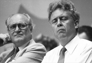 Election party conference of the SPD on 09.06.1980 in Essen. Hermann Buschfort, Hans Apel f.l,