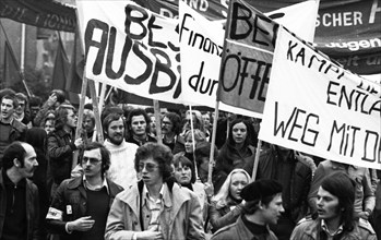 Called by the DGB youth, about 2000 mostly young people demonstrated on 25.10.1975 for