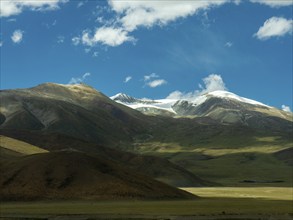 Mountain landscape in the highlands of Tibet along the Tibet railway, Tibet, China, Asia