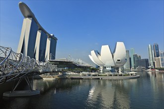 SINGAPORE, MAY 8: The Marina Bay Sands complex and ArtScience Museum on May 8, 2011 in Singapore.