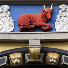 The red ox in the centre of the frieze above the ground floor at the Haus zum Roten Ochsen,