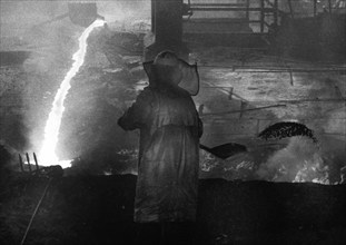 The work of the steelworkers, like here on 31 August 1971 at the Mannesmann-Huettenwerke in