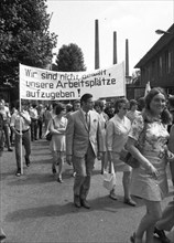 With black flags, mourning and anger, workers of Delog, a factory for flat glass, demonstrated in