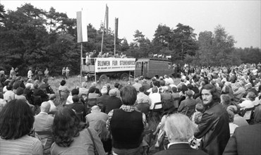 Flowers for Stukenbrock the memorial tribute to Soviet Nazi victims on 6.9.1975 is an event at the