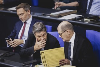 (R-L) Olaf Scholz (SPD), Bundeskanzler, Robert Habeck (Buendnis 90 Die Gruenen), Bundesminister