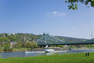 Elbdampfer at the blauen Wunder in Dresden, with the Elbhang