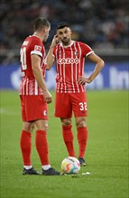 Vincenzo Grifo (32) SC Freiburg SCF and Christian Guenter (30) SC Freiburg SCF from a free kick,