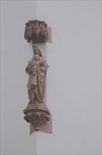 Madonna figure with Mary and baby Jesus made of stone, Kornmarkt, Old Town, Limburg, Hesse,