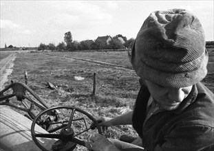 Farmers working in the fields in Muensterland on 10.09.1971, Germany, Europe