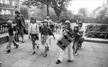 Start of school after the summer holidays on 02.09.1975 in Dortmund-Eichlinghofen, Germany, Europe