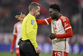 Referee Tobias Stieler in discussion with Alphonso Davies Bayern FC Munich FCB (19) Allianz Arena,