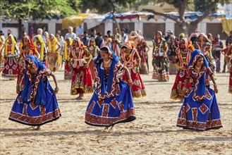 PUSHKAR, INDIA, NOVEMBER 21, 2012: Unidentified Rajasthani girls in traditional outfits dancing at