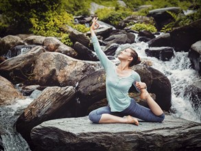 Vintage retro effect hipster style image of sporty fit woman doing yoga asana Eka pada