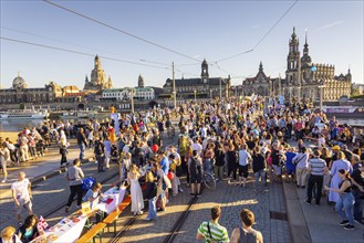 Dresden eats colourfully on Augustusbrücke and Schlossplatz. The motto of this year's banquet is