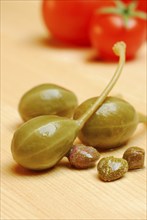 Capers and caper fruit (Capparis spinosa), Caper apple, Caper apples