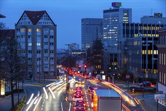 Evening city centre traffic in Essen, large intersection of Bismarckstrasse, B224, Friedrichstrasse