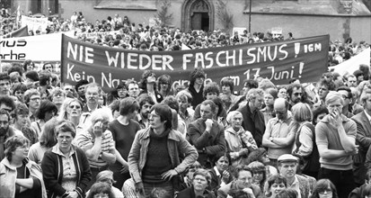 Called by the German Trade Union Confederation (DGB), about 10, 000 demonstrated against neo-Nazism