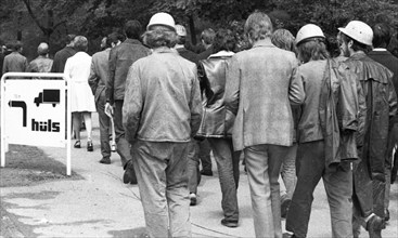 Workers and employees of Chemische Werke Huels (CWH), here in Marl on 30 June 1971, went on a