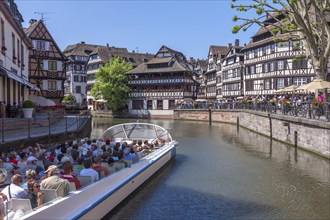 Excursion boat on the Ill, La Petite-France, UNESCO World Heritage Site, Tanners' Quarter,