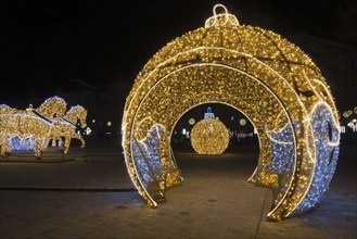 Golden horse figures, walk-in illuminated sphere, cathedral square, world of lights, Magdeburg,