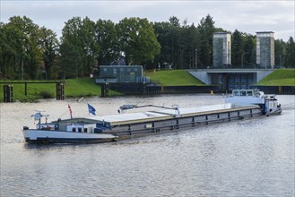 Meppen lock, cargo ship on the Dortmund-Ems Canal, Meppen, Emsland, Lower Saxony, Germany, Europe