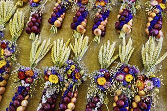 Market stall with onion plaits, traditional harvest jewellery, onion market, Bern, Canton of Bern,