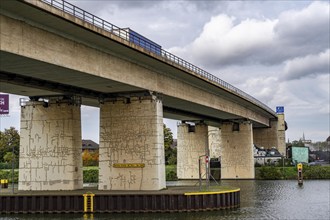 The Berlin Bridge, motorway A59, over the Duisburg port area, 1.8 km long, has a remaining useful