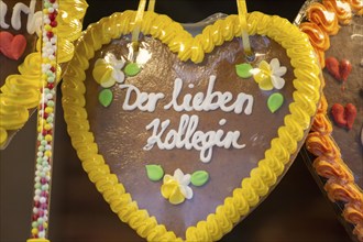 Gingerbread heart at a Christmas market with the inscription DER LIEBEN KOLLEGIN