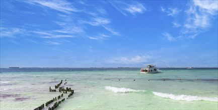 Mexico, Cancun, Isla Mujeres, Playa Norte sand beach with palm trees waiting for tourists, Central