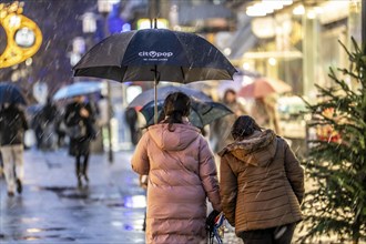 Rainy weather, passers-by with umbrellas, empty Christmas market, Essen, North Rhine-Westphalia,