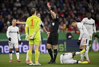 Referee Referee Harm Osmers shows goalkeeper Manuel Neuer FC Bayern Munich FCB (01) red card red