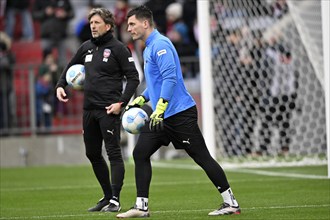 Warm-up training goalkeeper Kevin Müller 1. FC Heidenheim 1846 FCH (01) with goalkeeping coach