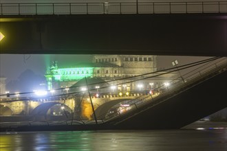 Due to an as yet unknown cause, a section of the Carola Bridge collapsed in the early hours of the