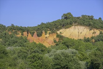 View of the Colorado de Rustrel ochre cliffs, Rustrel, Département Vaucluse, France, Europe