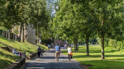 Cyclists and pedestrians on the banks of the Main, Seligenstadt, Hesse, Germany, Europe