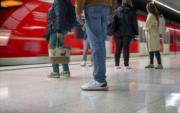 Underground arriving S-Bahn, train, class 420 in traffic red, travellers, platform, stop,