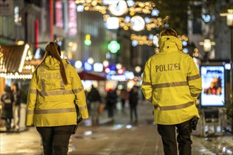 Rainy weather, police patrol, Christmas market, pedestrian zone, Essen, North Rhine-Westphalia,