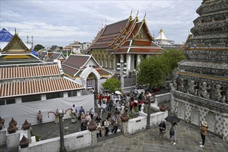 Wat Arun, Temple of Dawn, on the west bank of the Chao Phraya River, Bangkok, Thailand, Asia