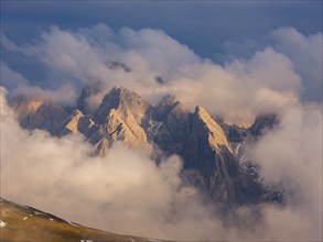 Rose garden group in clouds at evening light, Schlern, Dolomites, South Tyrol, Italy, Europe