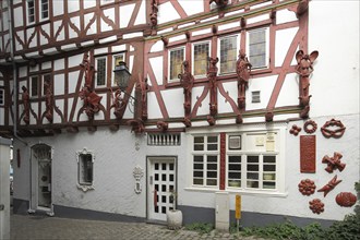 Half-timbered house with arts and crafts sculptures to the bakery, figures, house wall, wall,