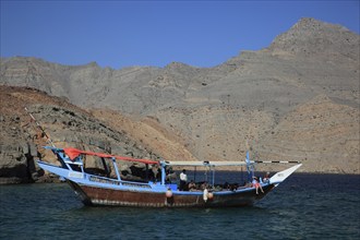 Dhow in the bays of Musandam, Shimm Strait, in the Omani enclave of Musandam, Oman, Asia