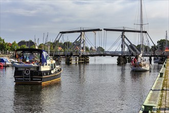 Boats with tourists waiting in front of closed drawbridge, double weighbeam bridge, Wiecker wooden