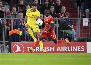 One-on-one Sadio Mané Bayern FC Munich FCB (17) vs Raoul Bellanova Inter Milan Milano (12), Turkish