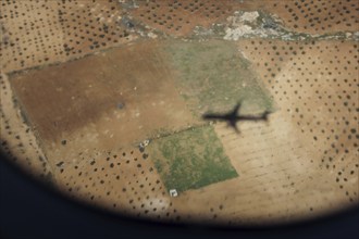 Luftaufnahme landwirtschaftlicher Flaechen bei Gaziantep, mit dem Schatten eines Flugzeugs, 21.02